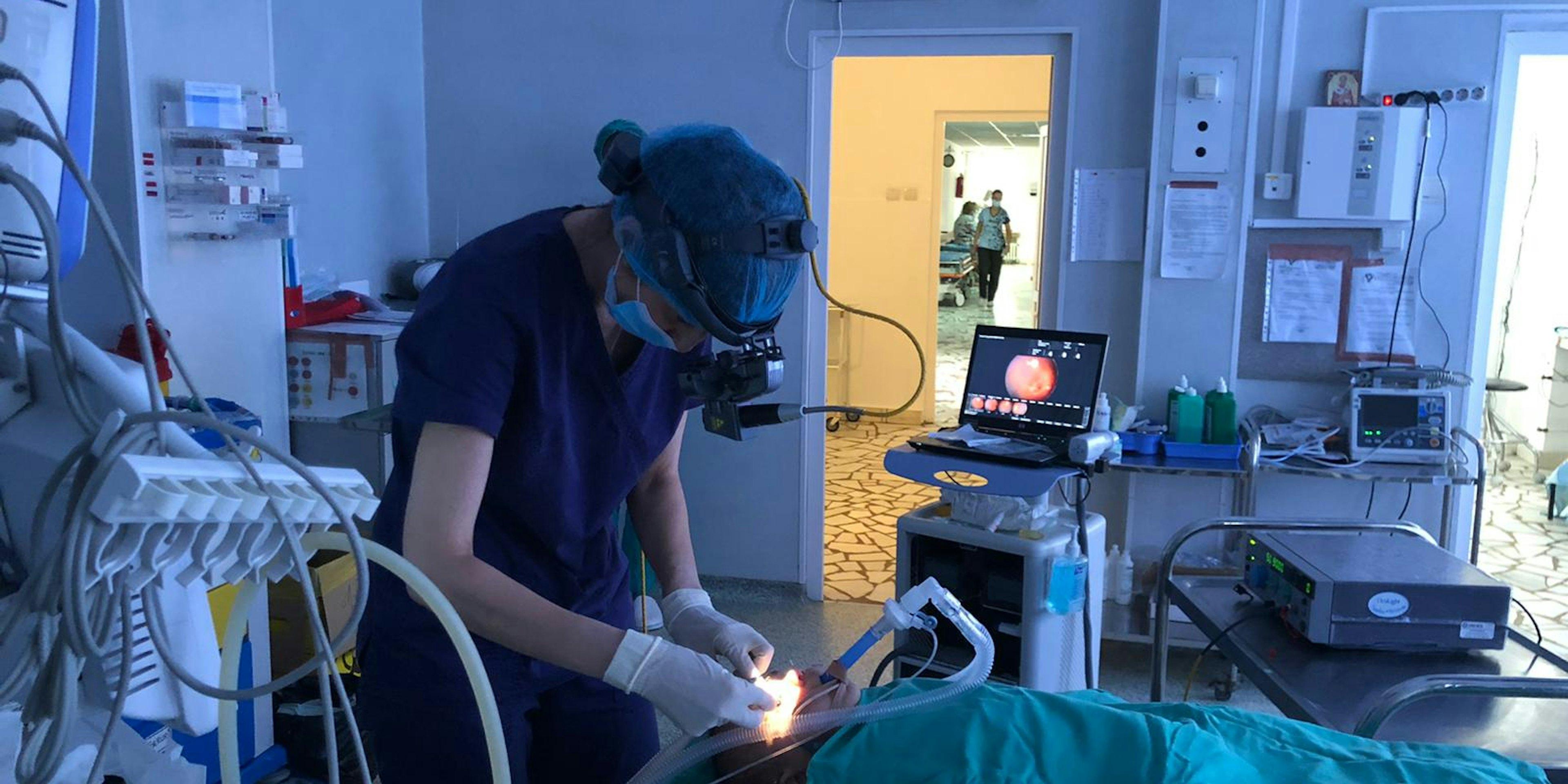Premieră la Spitalul M. Curie: intervenție pentru retinoblastom cu laser diodă donat de Dăruiește Viață