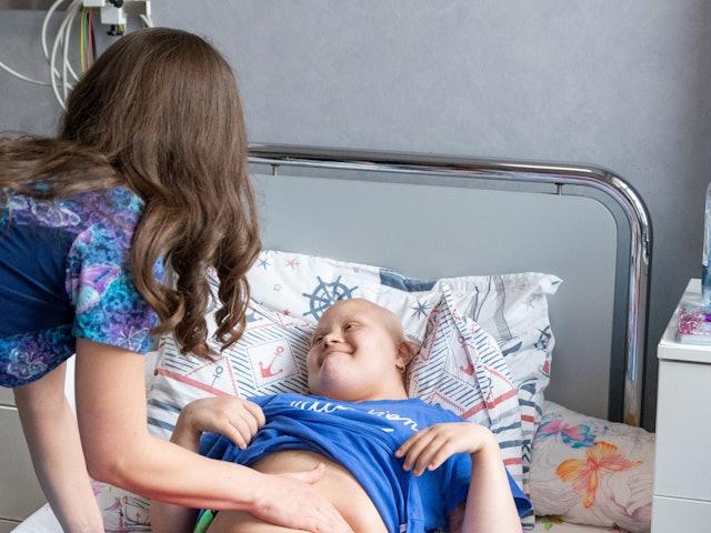 Să știm | Ce tratamente există pentru cancerul la copii? Imunoterapia și paliația