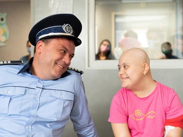 Polițistul Robi din Las Fierbinți o vizitează pe Alessia la spital